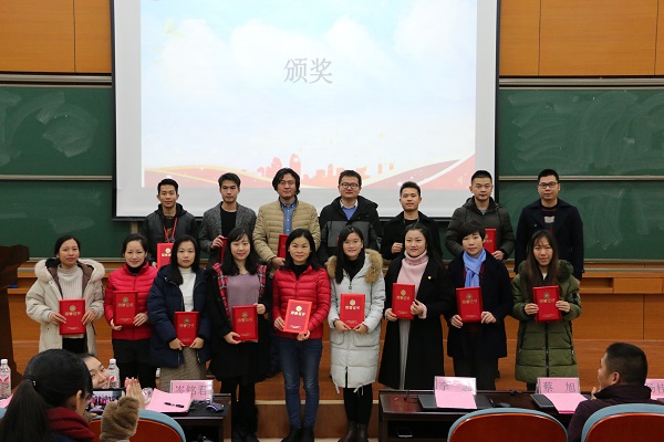 校团委书记李志老师颁发优秀指导老师奖1.jpg