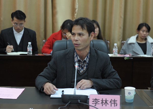 学工处处长李林伟主持会议.jpg