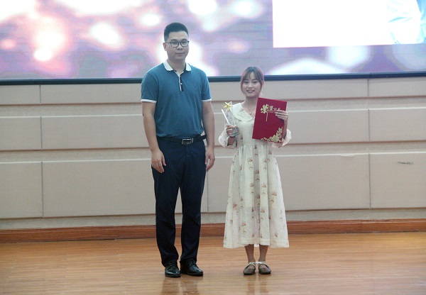 老师们给十大榜样女生获奖者们颁奖1.jpg