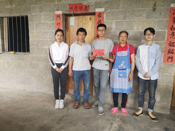 1.走访教师与家长、学生合影2.png