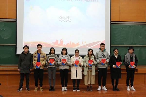 高博软件团委书记陈敬平老师为同学们办法优秀个人心得体会奖1.jpg