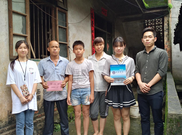 2.走访教师与家长、学生合影1.png