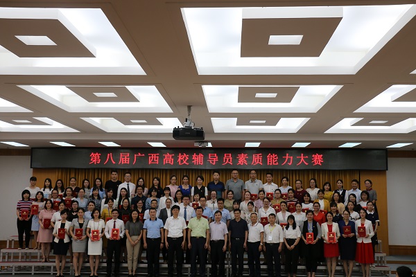 参赛选手及评委大合照1.jpg